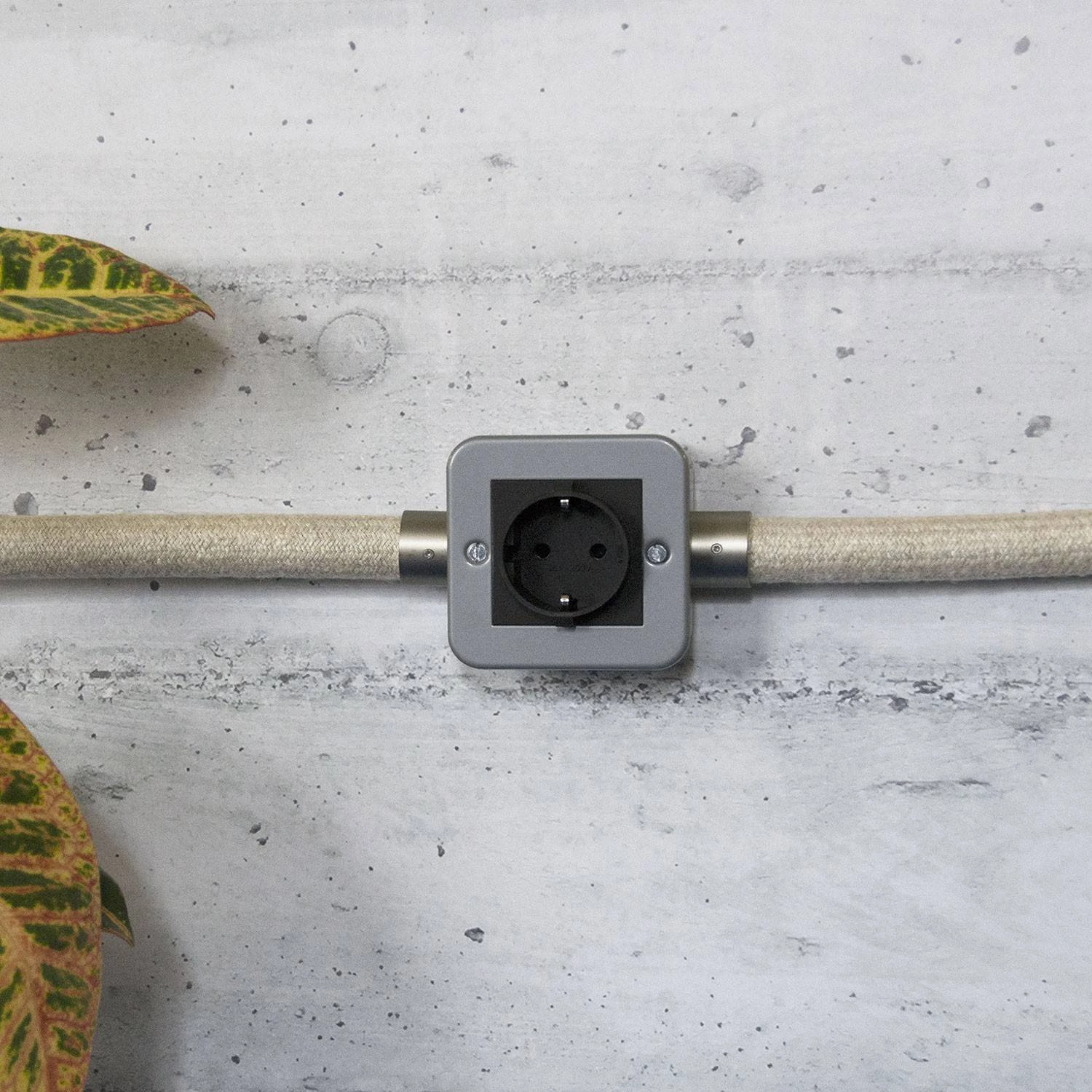Metalldose mit Schuko-Steckdose für Creative-Tube