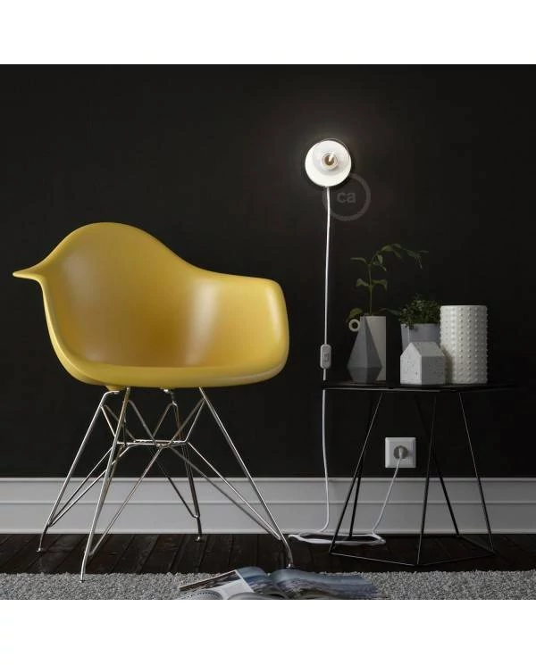 Spostaluce, die Metall-Lichtquelle mit Textilkabel und seitlichen Löchern
