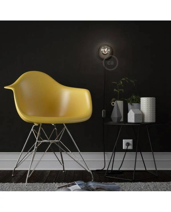 Spostaluce, die Metall-Lichtquelle mit Textilkabel und seitlichen Löchern