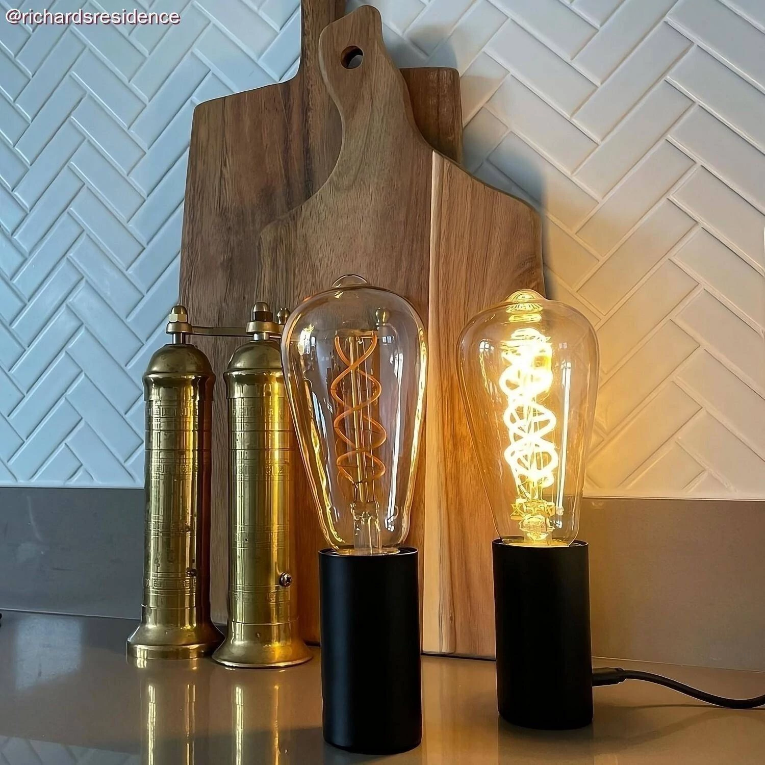 Goldfarbene LED-Glühbirne B01 Linie 5V Spiralfilament Edison ST64 1,3W 80Lm E27 2500K Dimmbar