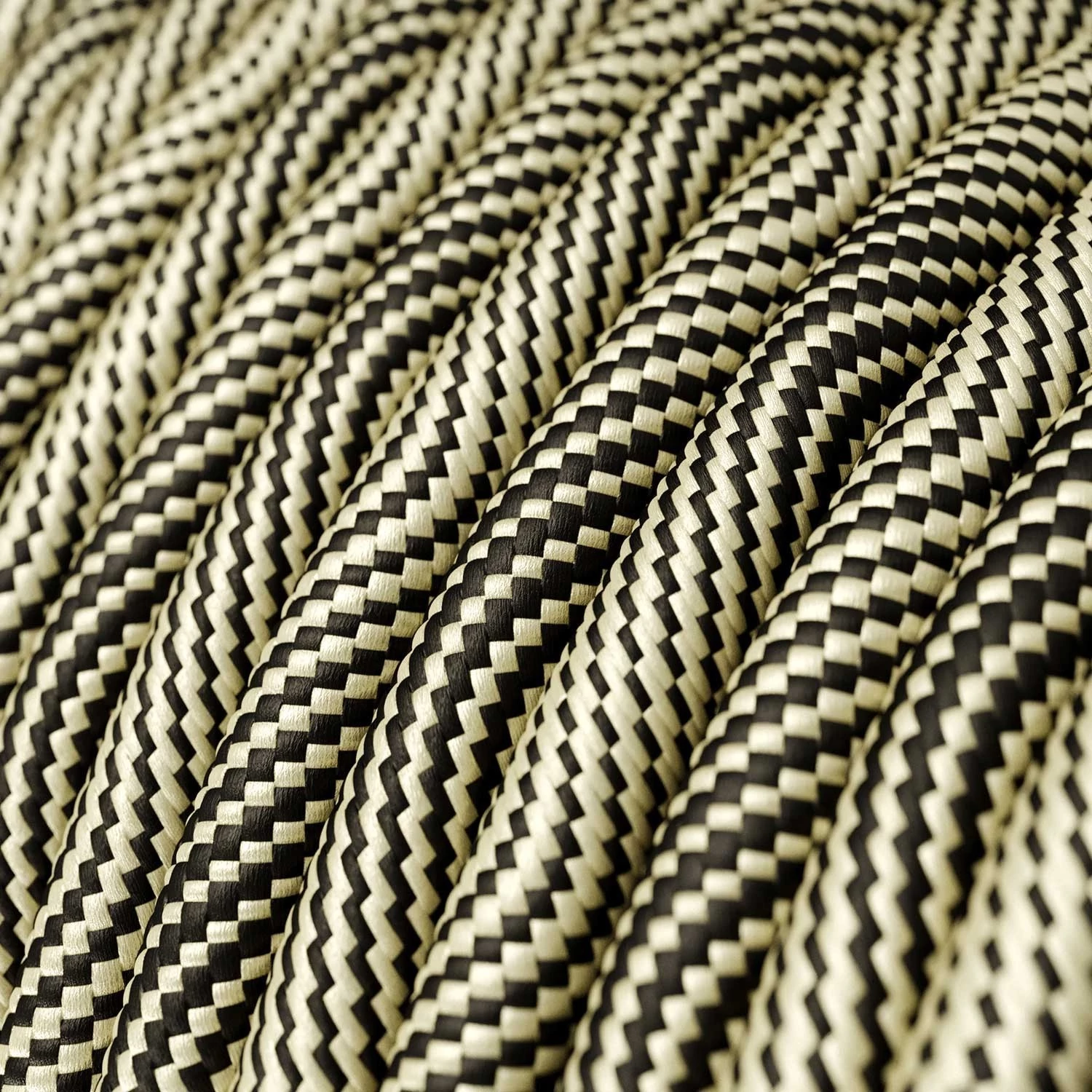 Pendelleuchte aus Metall mit kontrastierender Oberfläche