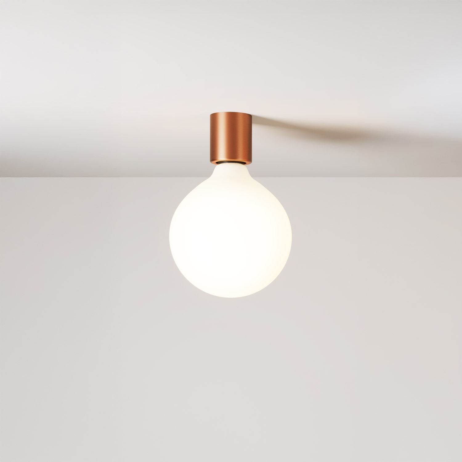 Wandleuchte aus Metall mit Globuslampe in Porzellanoptik