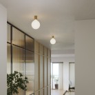 Wandleuchte aus Metall mit Globuslampe in Porzellanoptik
