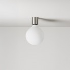 Wandleuchte aus Metall mit Globuslampe in Porzellanoptik