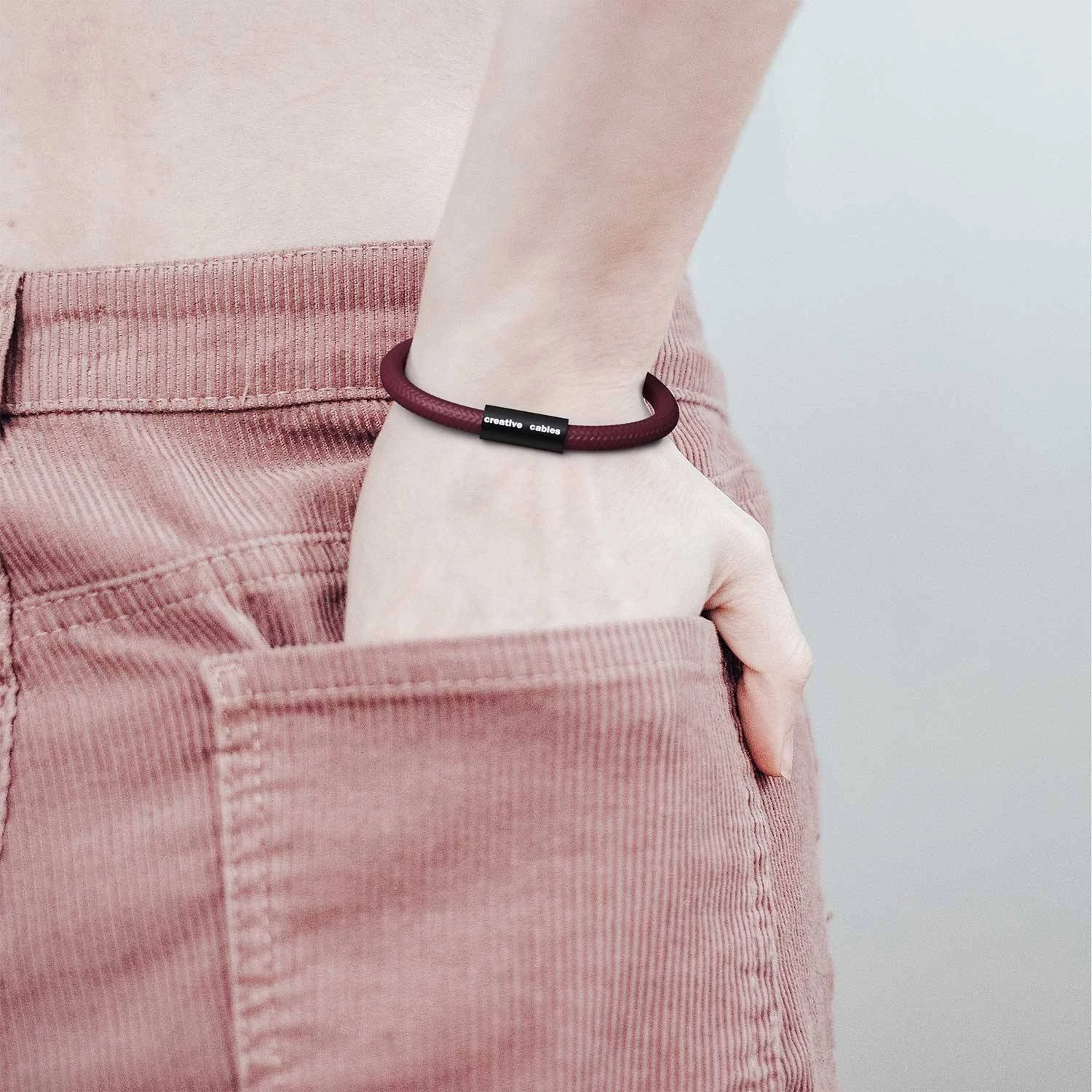 Armband mit mattschwarzem Magnetverschluss und Textilkabel RM19