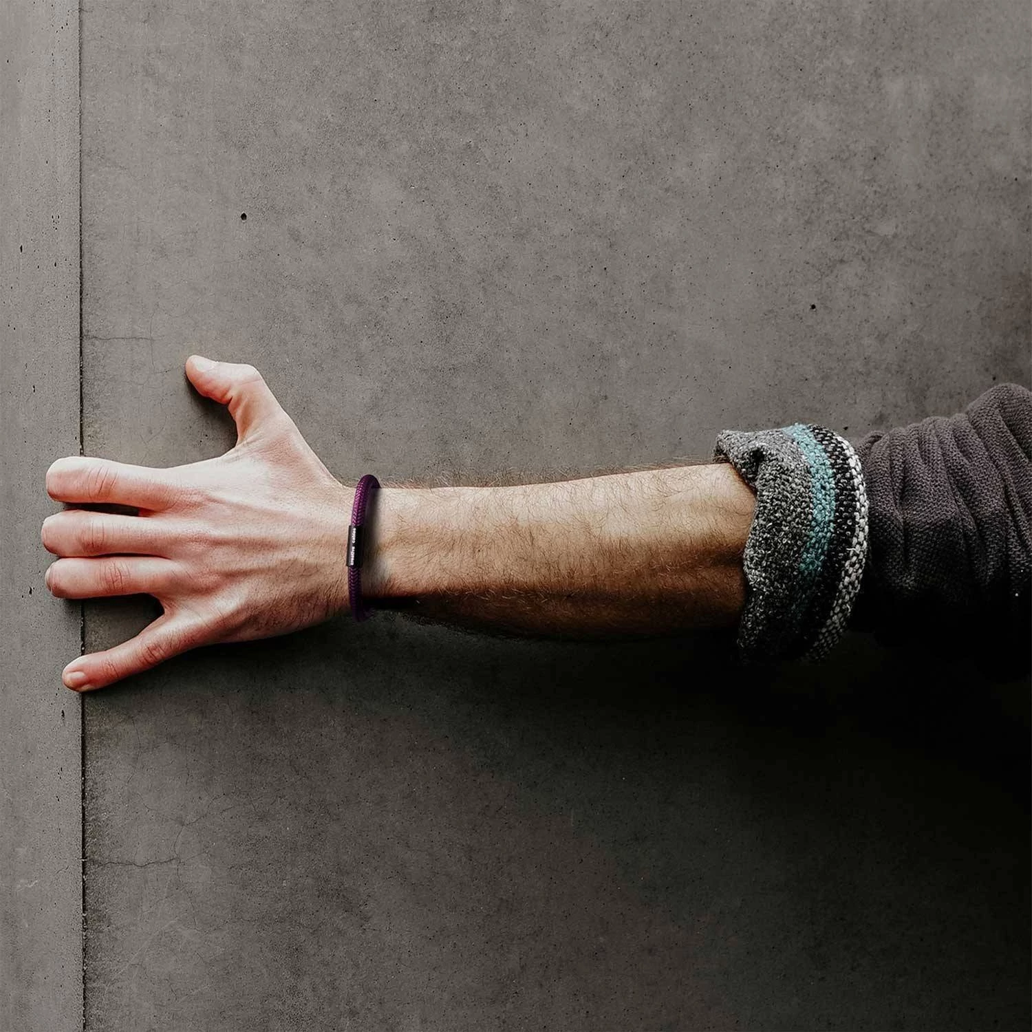 Armband mit mattschwarzem Magnetverschluss und Textilkabel RM35
