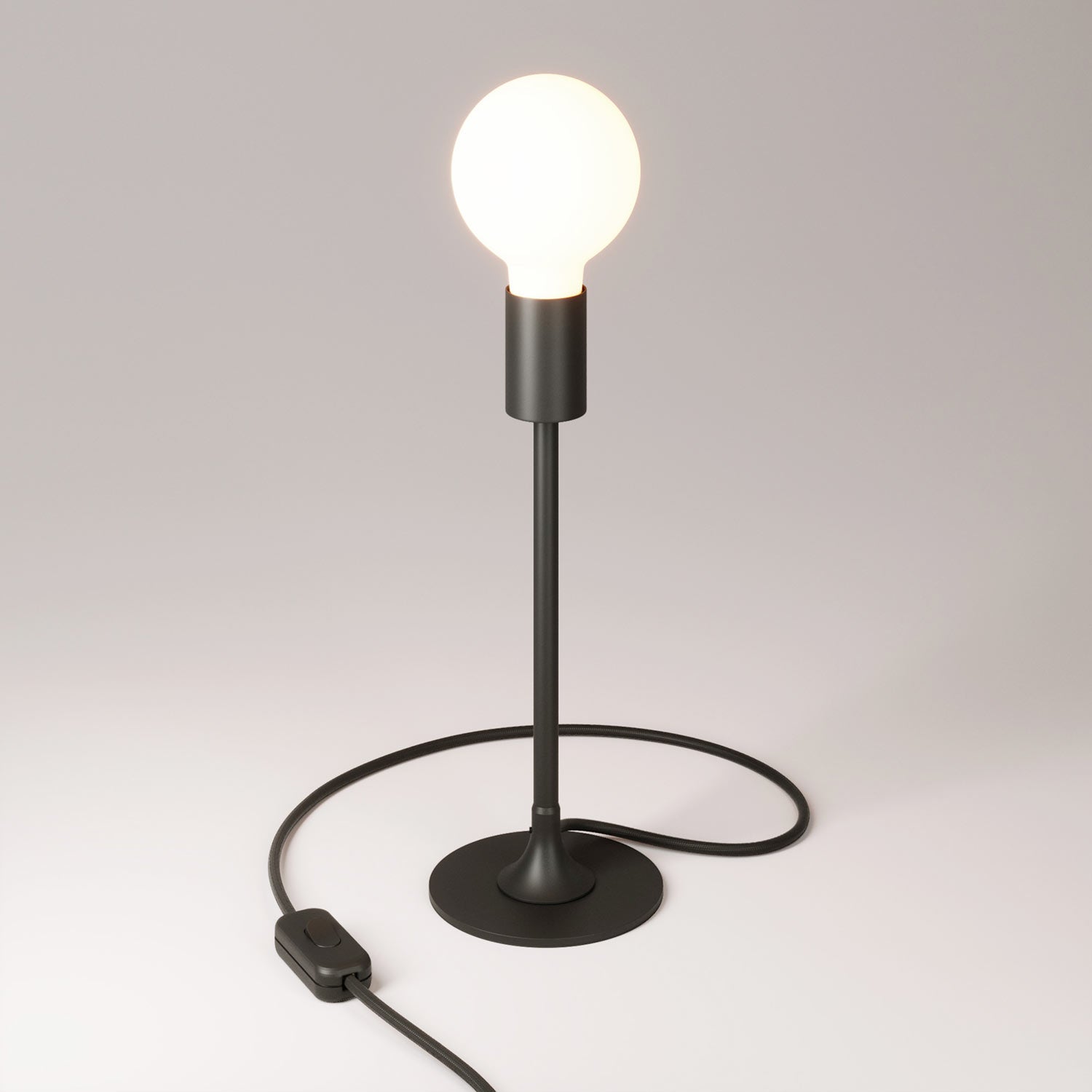 Lampada da tavolo MAG-Y con base metallica tonda e spina UK - Nero