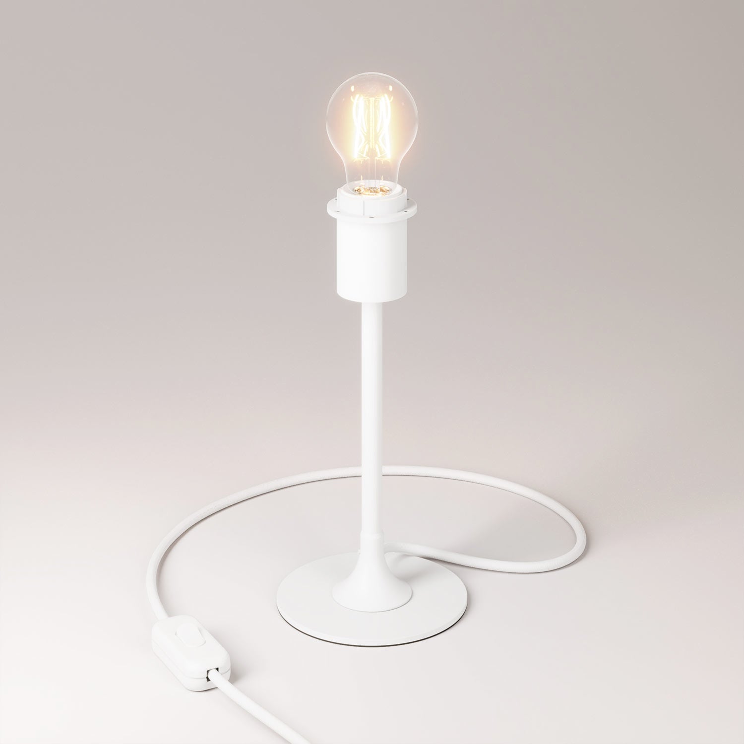 Lampada da tavolo MAG-Y con base metallica tonda, predisposizione per paralume e spina UK - Bianco opaco