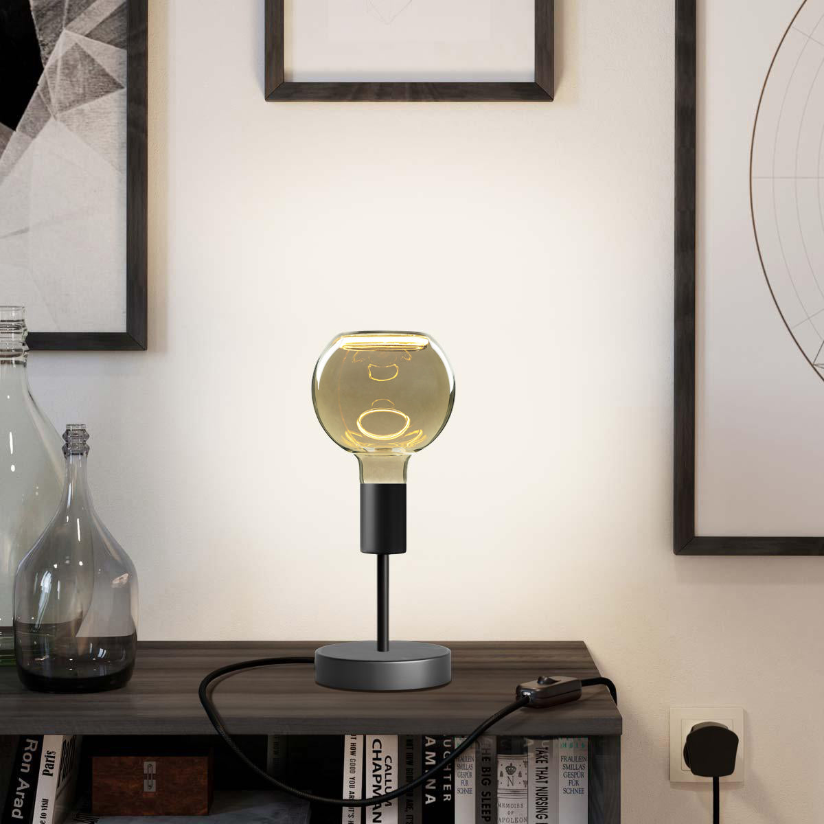 Lampada da tavolo Alzaluce Globo Ghost in metallo e spina UK - Nero opaco Interruttore