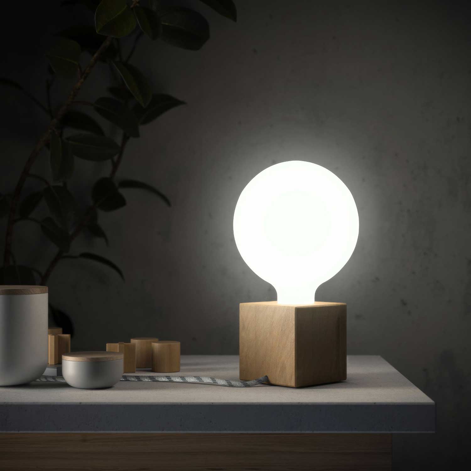 Posaluce Cubetto, lampada da tavolo in legno naturale e spina UK - Neutro