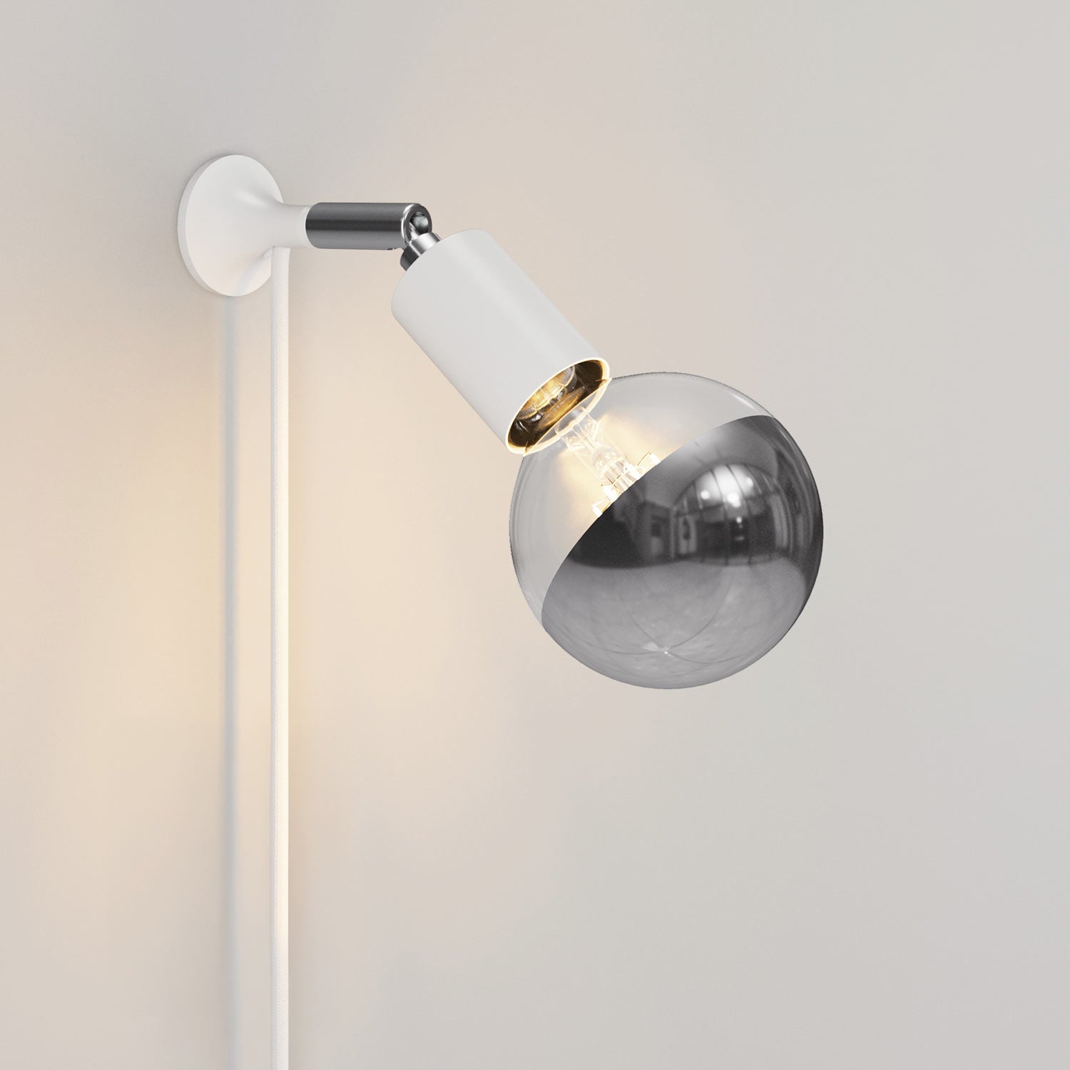 Lampada da parete MAG-Y con snodo, lampadina mezza sfera e spina UK - Bianco opaco