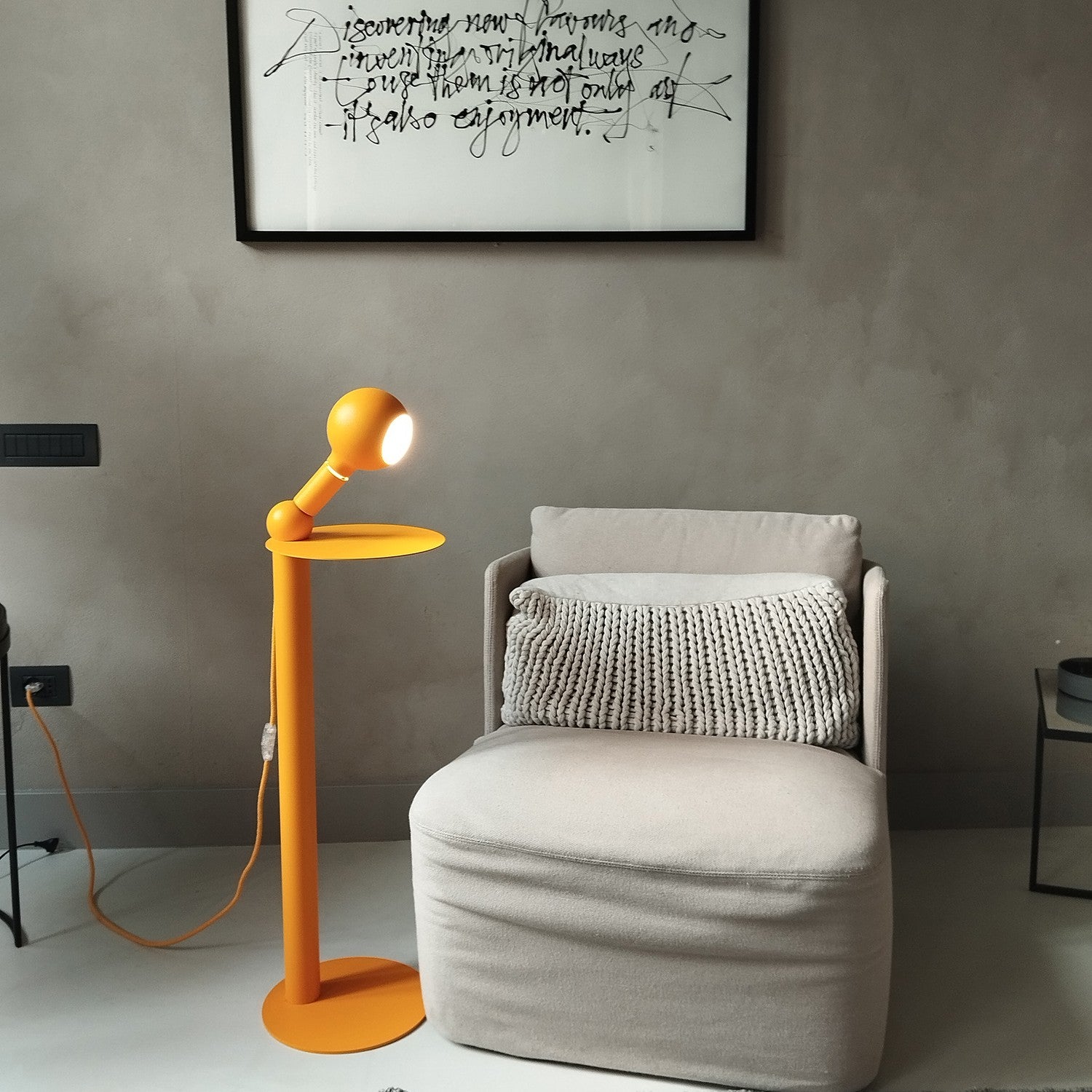 Rocco - Stehleuchte mit UK-Stecker und Camo Glühbirne - Gelb