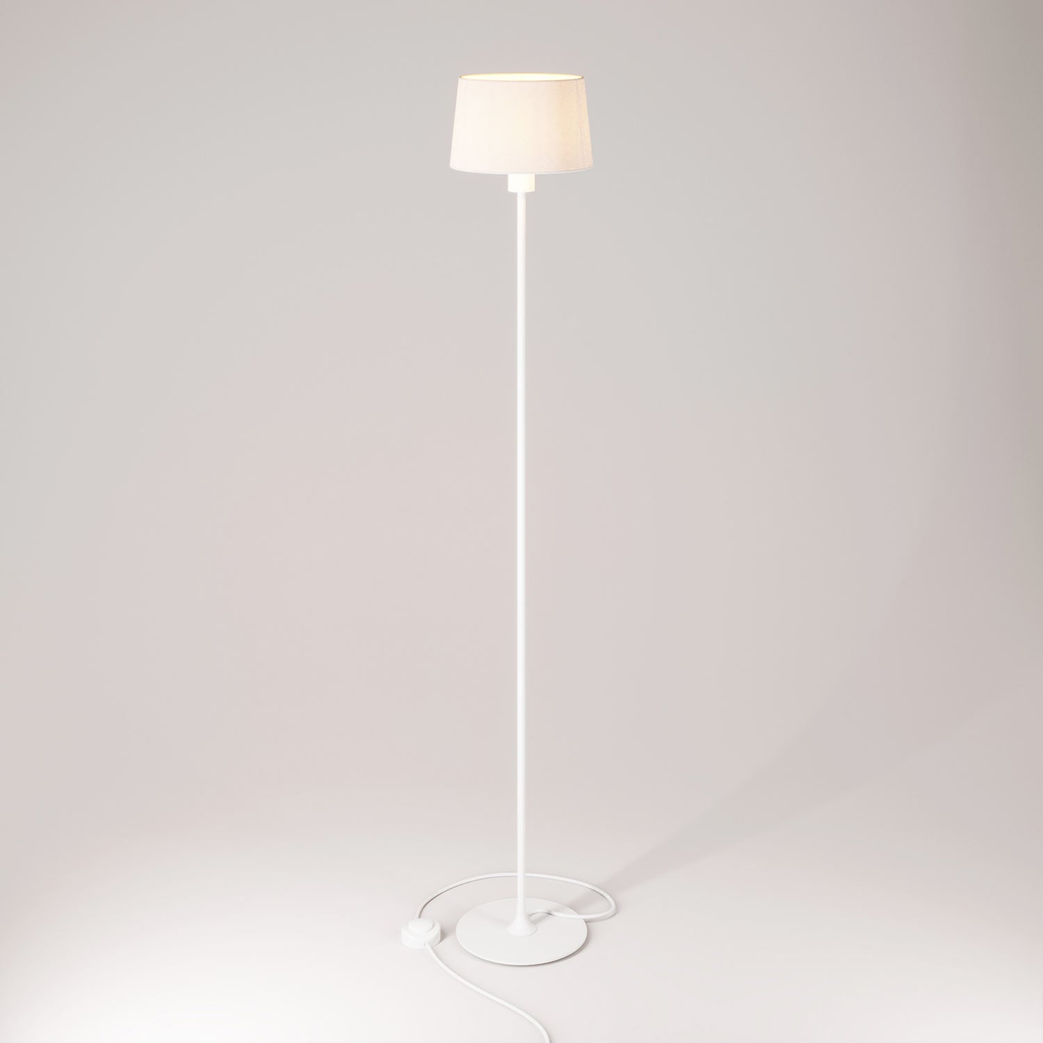 Lampada da terra MAG-Y con base metallica tonda, paralume Athena e spina UK - Bianco opaco