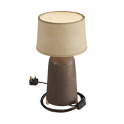 Lampada da tavolo in ceramica Bottiglia con paralume Athena e spina UK - Juta naturale