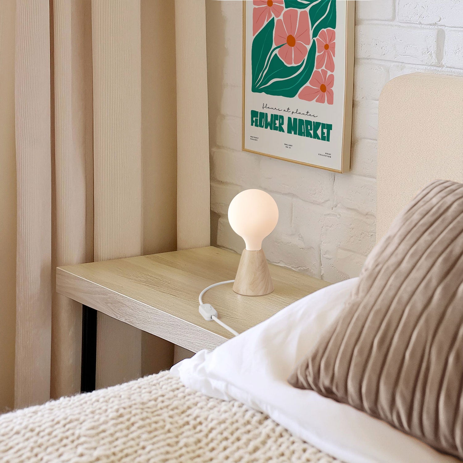 Lampada da tavolo con base in ontano, lampadina a effetto porcellana, cavo RM01 e spina UK - Creative Cables