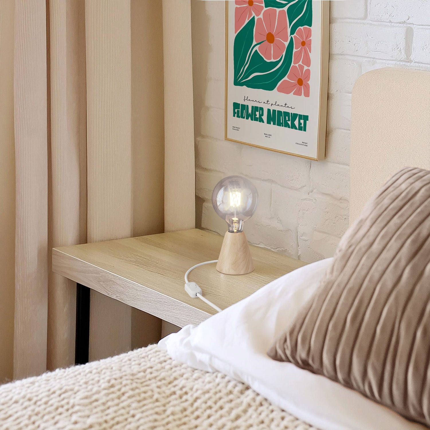 Lampada da tavolo con base in ontano, lampadina trasparente, cavo RM01 e spina EU - Creative Cables