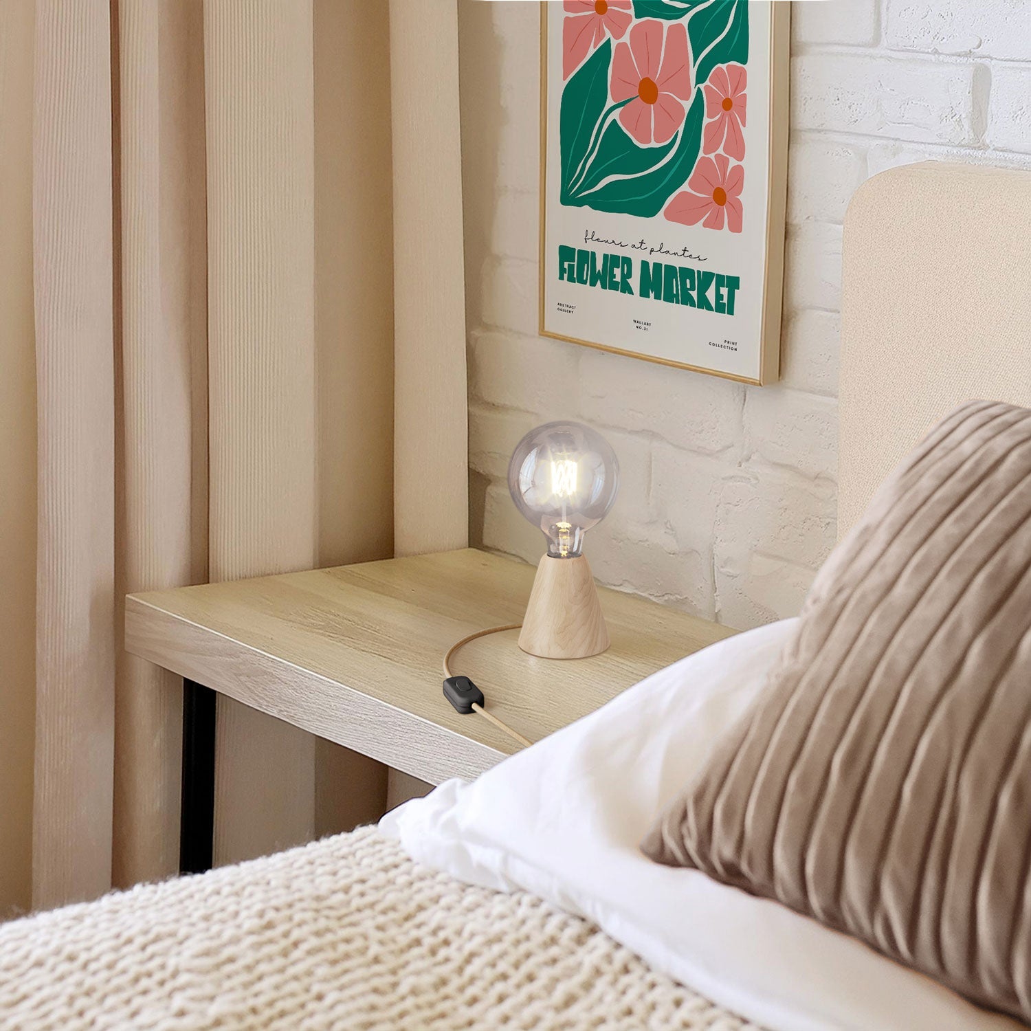 Lampada da tavolo con base in ontano, lampadina trasparente, cavo RN06 e spina EU - Creative Cables